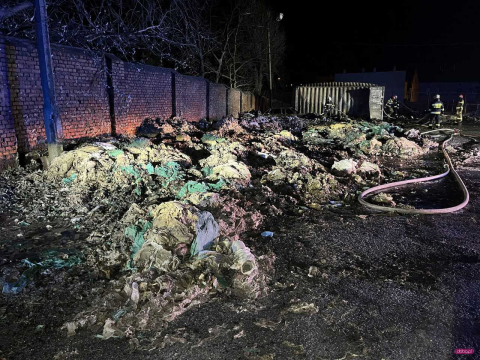 Wybuch podczas gaszenia pożaru w Bielawie. Jeden ze strażaków trafił do szpitala - 0