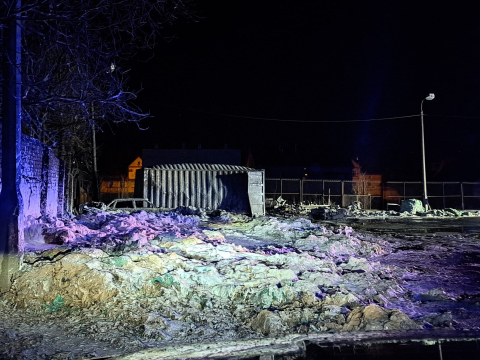 Wybuch podczas gaszenia pożaru w Bielawie. Jeden ze strażaków trafił do szpitala - 1