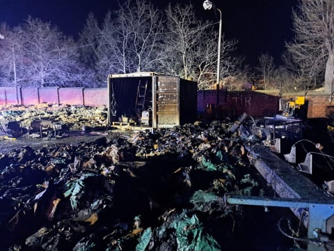 Wybuch podczas gaszenia pożaru w Bielawie. Jeden ze strażaków trafił do szpitala - 2