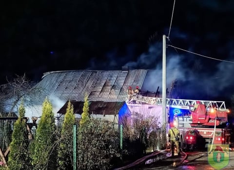 Pożar domu w okolicach Sobótki. Cały budynek w ogniu, jedna osoba w szpitalu [ZDJĘCIA] - 1