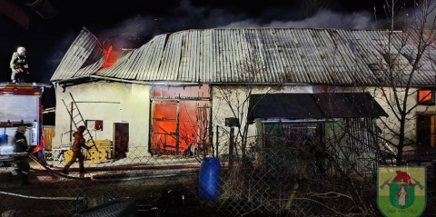 Pożar domu w okolicach Sobótki. Cały budynek w ogniu, jedna osoba w szpitalu [ZDJĘCIA] - 2