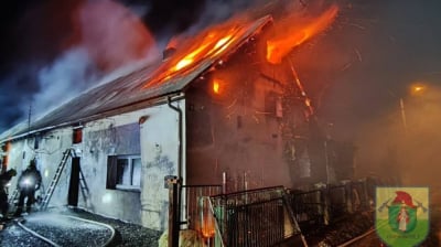 Pożar domu w okolicach Sob&oacute;tki. Cały budynek w ogniu, jedna osoba w szpitalu [ZDJĘCIA]
