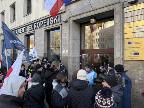 Protest rolników przed urzędem wojewódzkim. Ciągniki zablokowały parking - 9