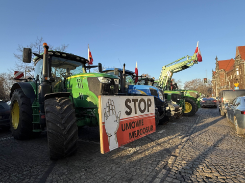 Protest rolników przed urzędem wojewódzkim. Ciągniki zablokowały parking - 1