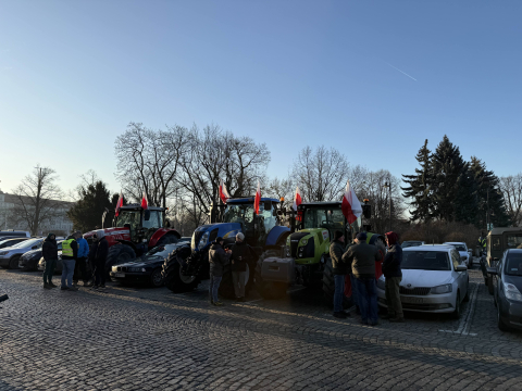 Protest rolników przed urzędem wojewódzkim. Ciągniki zablokowały parking - 2