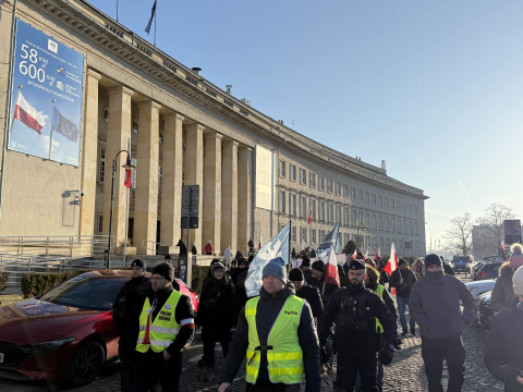 Protest rolników przed urzędem wojewódzkim. Ciągniki zablokowały parking - 3