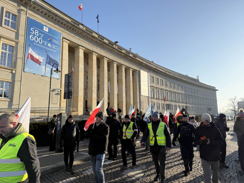 Protest rolników przed urzędem wojewódzkim. Ciągniki zablokowały parking - 4