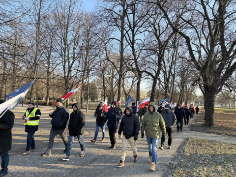 Protest rolników przed urzędem wojewódzkim. Ciągniki zablokowały parking - 7