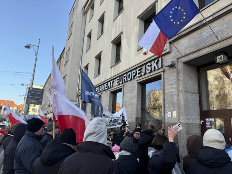 Protest rolników przed urzędem wojewódzkim. Ciągniki zablokowały parking - 8
