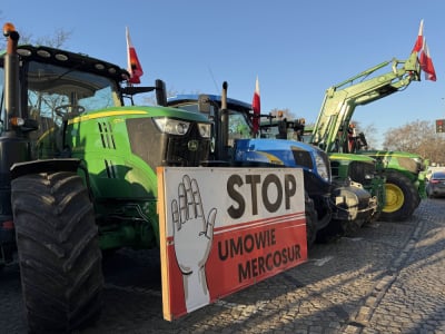 Protest rolnik&oacute;w przed urzędem wojew&oacute;dzkim. Ciągniki zablokowały parking