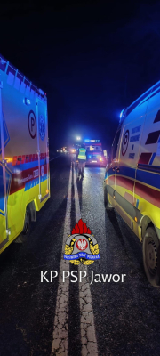 Jedna osoba nie żyje, cztery są ranne. Dramatyczne zderzenie trzech samochodów w powiecie jaworskim - 1