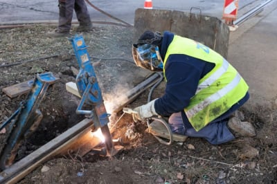 Tramwaje nie jeżdżą Legnicką w kierunku centrum. Z powodu mroz&oacute;w pękła szyna