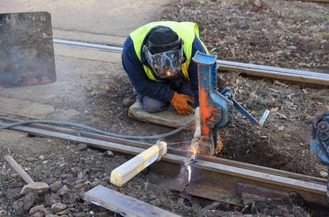 Tramwaje nie jeżdżą Legnicką w kierunku centrum. Z powodu mrozów pękła szyna - 1