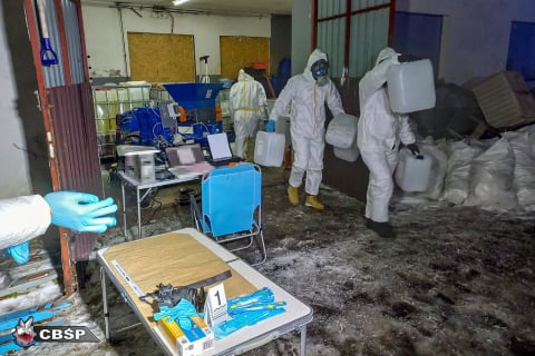 Tajne laboratorium i pół tony gotowego narkotyku. CBŚP zlikwidowało fabrykę w Osadzie Leśnej - 5