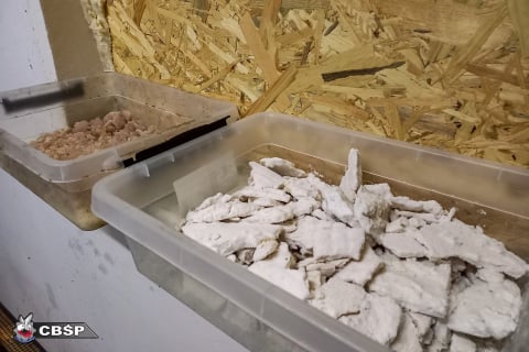 Tajne laboratorium i pół tony gotowego narkotyku. CBŚP zlikwidowało fabrykę w Osadzie Leśnej - 8