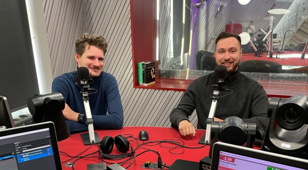 Zwiedzają lotniska i fotografują samoloty. Planespotterzy Dominik Rosenbeiger i Antoni Dec w audycji "Chwalimy swoje" – Dominik Rosenbeiger i Antoni Dec gośćmi Radia Wrocław.