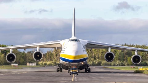 Zwiedzają lotniska i fotografują samoloty. Planespotterzy Dominik Rosenbeiger i Antoni Dec w audycji "Chwalimy swoje" - 4