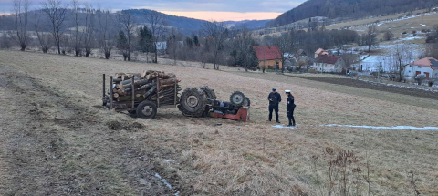 Przewrócony ciągnik przygniótł kierowcę. Groźny wypadek niedaleko Jeleniej Góry [ZDJĘCIA] - 2