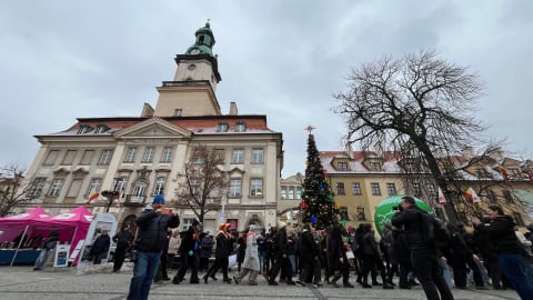 Uroczysty polonez na Placu Ratuszowym w Jeleniej Górze. Zatańczyło 200 par! - 0