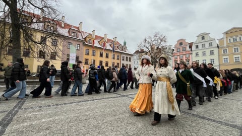 Uroczysty polonez na Placu Ratuszowym w Jeleniej Górze. Zatańczyło 200 par! - 2