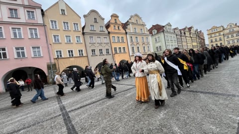 Uroczysty polonez na Placu Ratuszowym w Jeleniej Górze. Zatańczyło 200 par! - 3