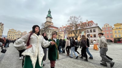 Uroczysty polonez na Placu Ratuszowym w Jeleniej G&oacute;rze. Zatańczyło 200 par!