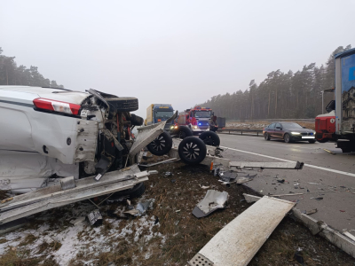 Poważne zderzenie busa i ciężar&oacute;wki na A4, jedna osoba jest ranna. Autostrada zablokowana