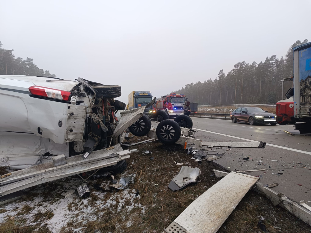 Poważne zderzenie busa i ciężarówki na A4, jedna osoba jest ranna. Autostrada zablokowana - Autostrada A4 zablokowana. Na 41. kilometrze doszło do poważnego wypadku.
