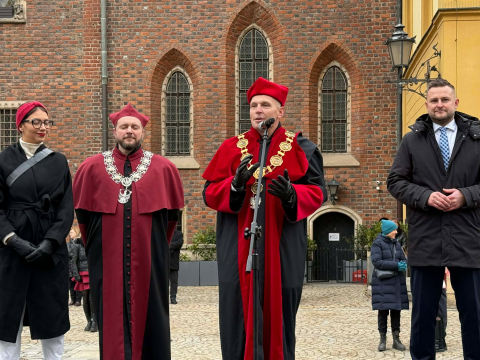 "Polonez dla Fredry" na wrocławskim rynku. Zobaczcie jak zatańczyli tegoroczni maturzyści - 0