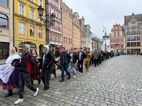 "Polonez dla Fredry" na wrocławskim rynku. Zobaczcie jak zatańczyli tegoroczni maturzyści - 9