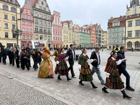"Polonez dla Fredry" na wrocławskim rynku. Zobaczcie jak zatańczyli tegoroczni maturzyści - 10