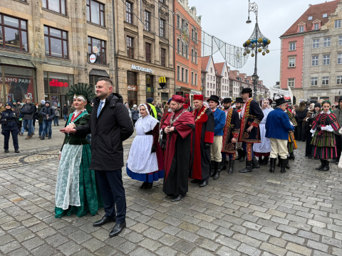 "Polonez dla Fredry" na wrocławskim rynku. Zobaczcie jak zatańczyli tegoroczni maturzyści - 11