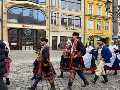 "Polonez dla Fredry" na wrocławskim rynku. Zobaczcie jak zatańczyli tegoroczni maturzyści - 1