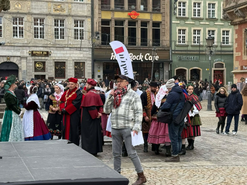 "Polonez dla Fredry" na wrocławskim rynku. Zobaczcie jak zatańczyli tegoroczni maturzyści - 2