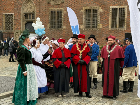 "Polonez dla Fredry" na wrocławskim rynku. Zobaczcie jak zatańczyli tegoroczni maturzyści - 3