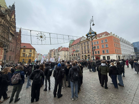 "Polonez dla Fredry" na wrocławskim rynku. Zobaczcie jak zatańczyli tegoroczni maturzyści - 4