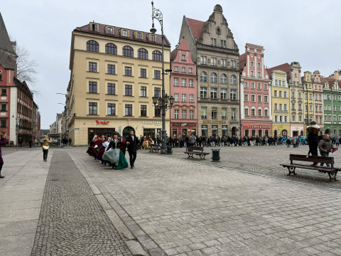 "Polonez dla Fredry" na wrocławskim rynku. Zobaczcie jak zatańczyli tegoroczni maturzyści - 7