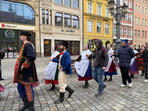 "Polonez dla Fredry" na wrocławskim rynku. Zobaczcie jak zatańczyli tegoroczni maturzyści - 8