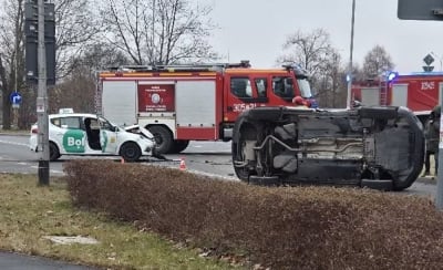 Wypadek z udziałem taks&oacute;wki na Psim Polu. Jedna osoba została poszkodowana