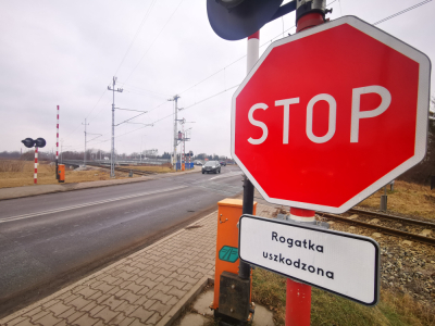 Awarie kolejowe na wschodzie i zachodzie Wrocławia. Na Swojczycach otwarte rogatki, na Grabiszynie jazda jednym torem