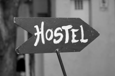 Wrocław: Zdemolował pok&oacute;j w hostelu i groził obsłudze bronią. Wandal trafił do aresztu