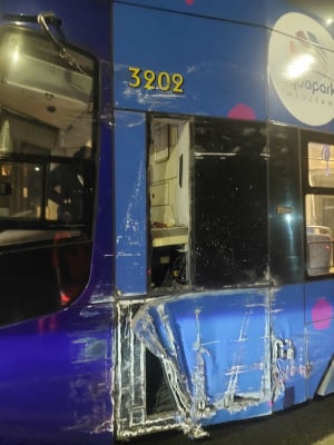 Tramwaj zderzył się z autobusem, a karetka z osobówką. Co się stało na Grabiszyńskiej? [ZDJĘCIA] - 1