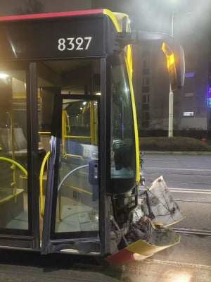 Tramwaj zderzył się z autobusem, a karetka z osobówką. Co się stało na Grabiszyńskiej? [ZDJĘCIA] - 2
