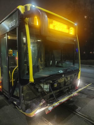 Tramwaj zderzył się z autobusem, a karetka z osobówką. Co się stało na Grabiszyńskiej? [ZDJĘCIA] - 3