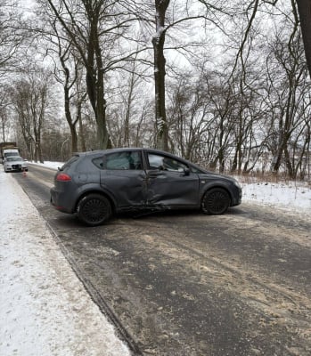 Groźny wypadek niedaleko Kamiennej Góry. Jedna osoba została ranna [ZDJĘCIA] - 0
