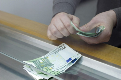 DCC, prowizje i limity bankomat&oacute;w za granicą: jak nie stracić przy wymianie walut w podr&oacute;ży