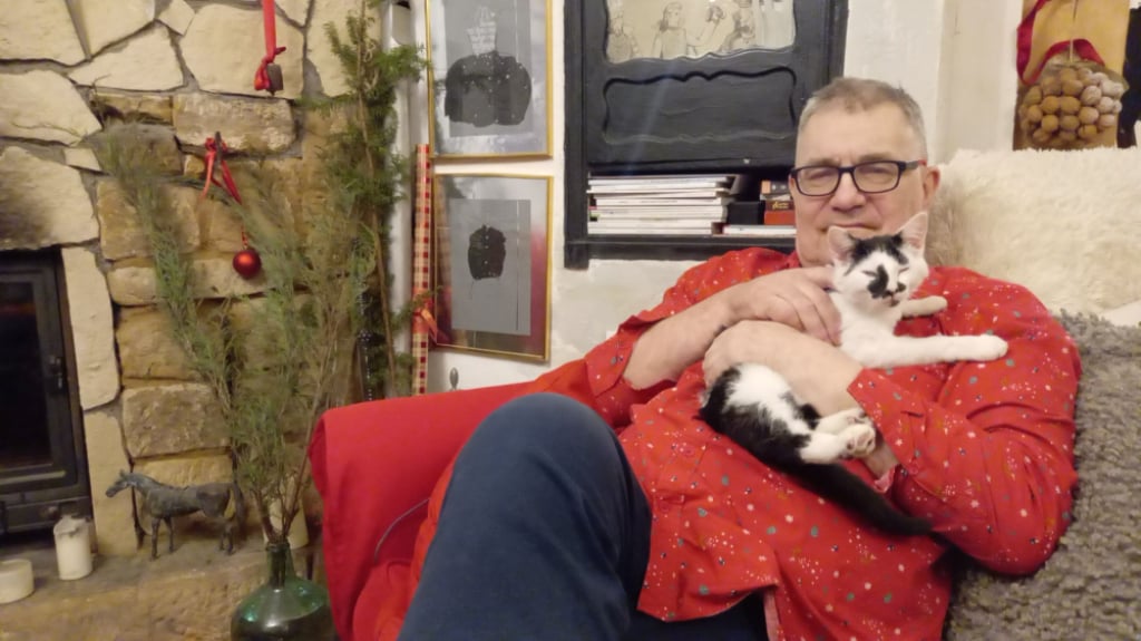 Mimo choroby, wciąż pracuje. Jacek Głomb pisze książkę opartą na listach miłosnych - Jacek Głomb w swoim domu pracuje nad książką. 