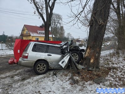 Samoch&oacute;d uderzył w drzewo, kierowca zginął na miejscu. Tragiczny wypadek w Lubomierzu