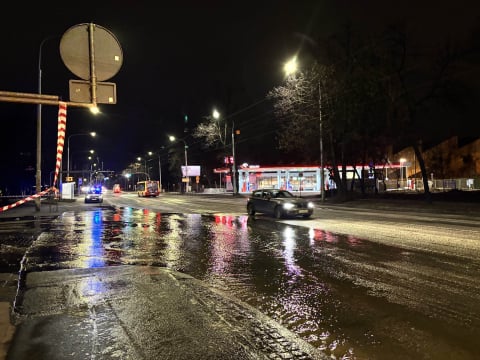 Awaria wodociągu na Grabiszyńskiej. Jezdnia była pod wodą - 1