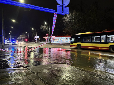 Awaria wodociągu na Grabiszyńskiej. Jezdnia była pod wodą - 3